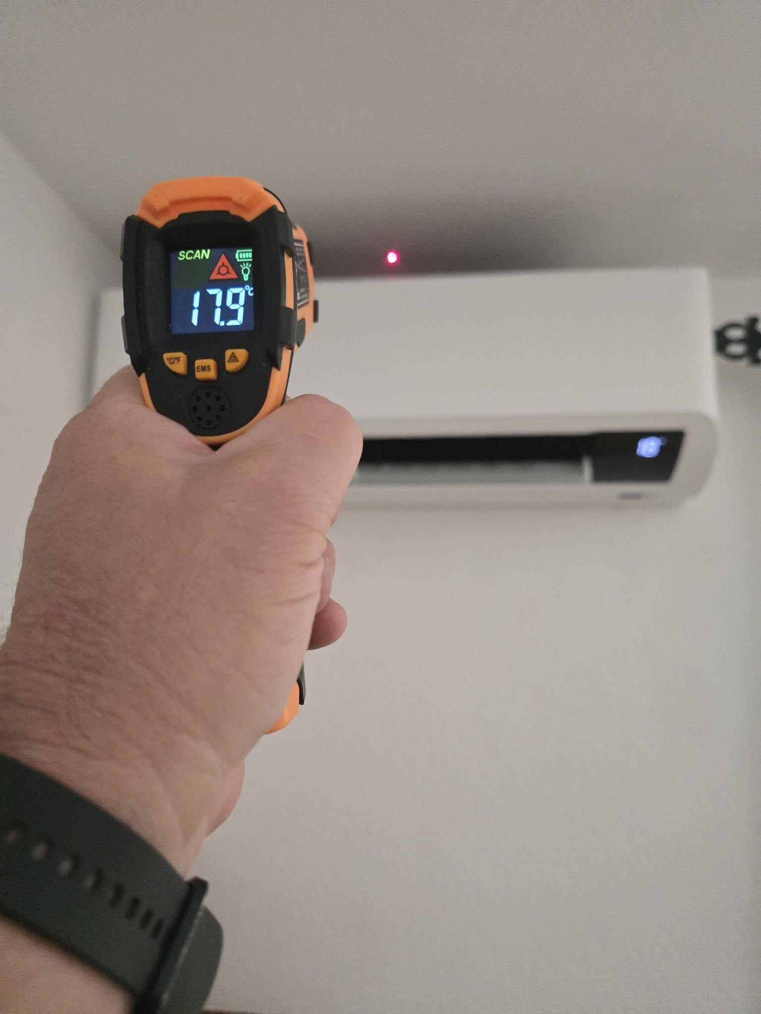 Air conditioning servicing Costa Blanca – refrigerant pressure and temperature testing by The AC Men