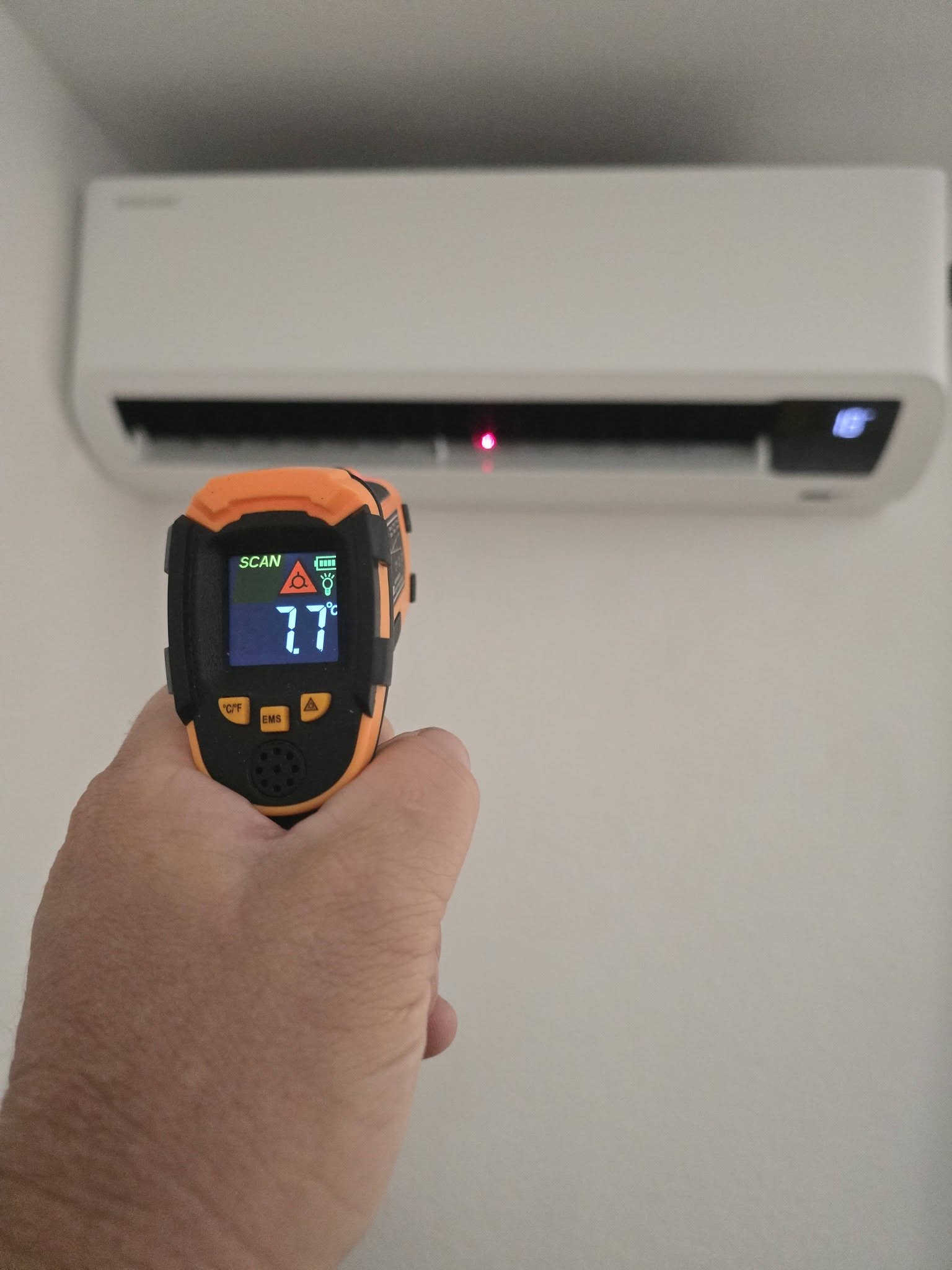 Air conditioning servicing Costa Blanca – refrigerant pressure and temperature testing by The AC Men