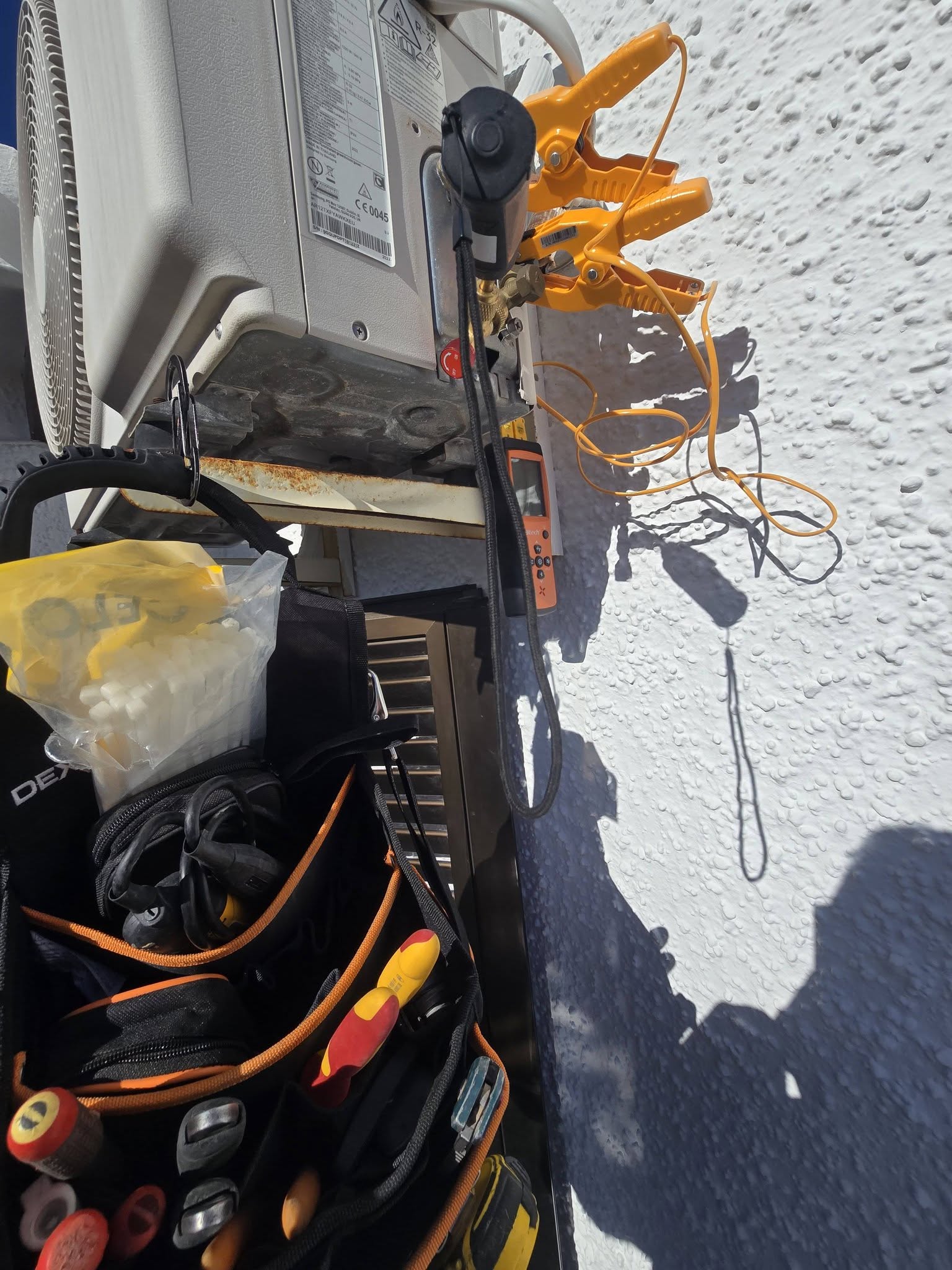 Air conditioning servicing Costa Blanca – refrigerant pressure and temperature testing by The AC Men