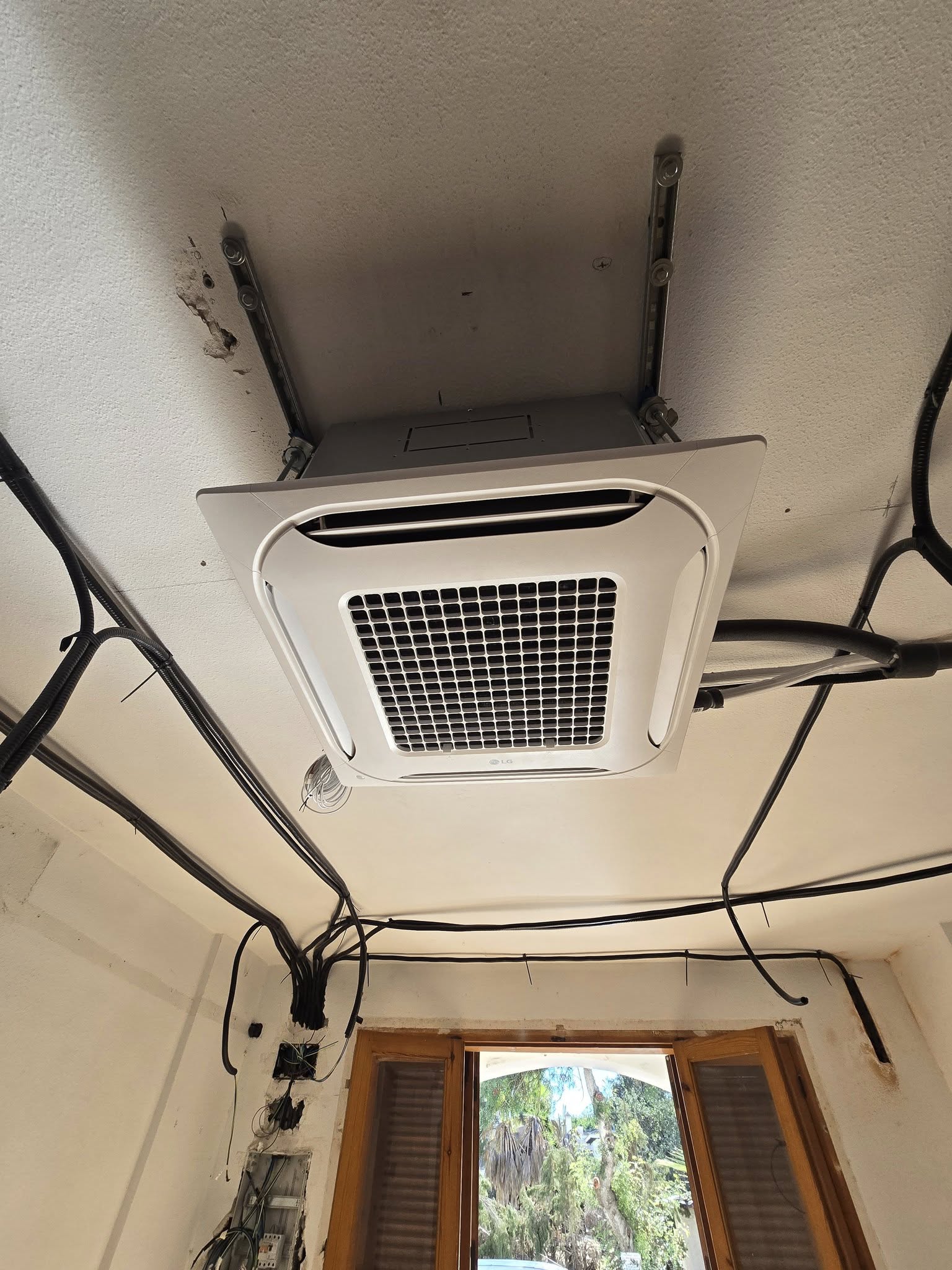Multi-Stage Air Conditioning Installation – Costa Blanca